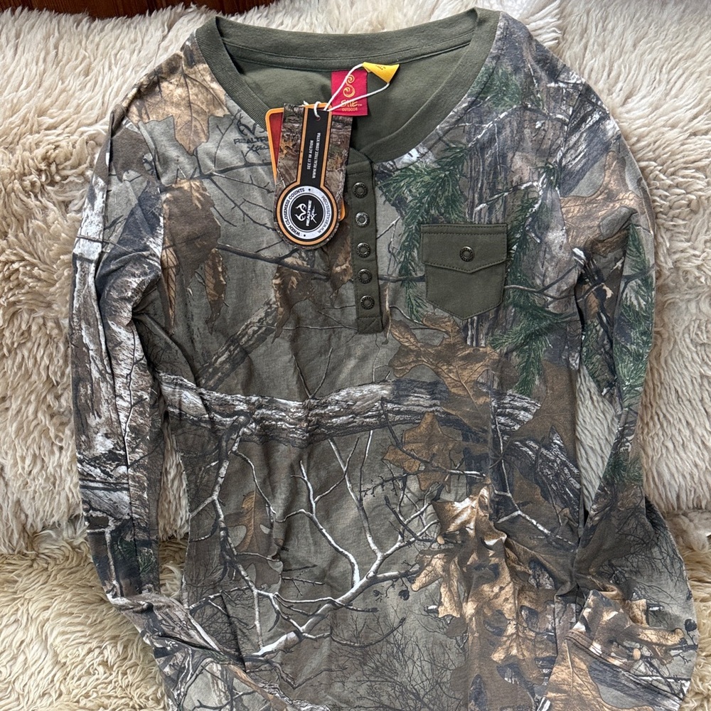 🆕 Realtree Olive and Brown Camo Women's Henley Top 🆕